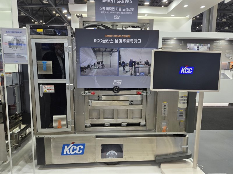 경기 고양 킨텍스에서 열린 국제물류산업대전에 마련된 KCC 부스에 자율주행 도장 로봇 '스마트캔버스'가 전시돼 있다. 2025.4.24/뉴스1 ⓒ 뉴스1 장시온 기자