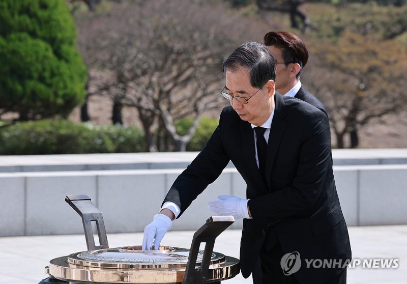 한덕수 권한대행, 순직의무군경의 날 기념식 분향 (출처=연합뉴스)