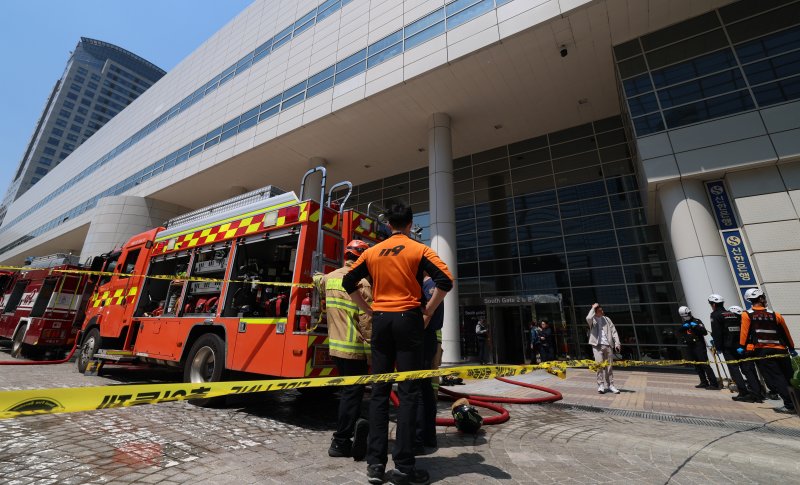 25일 서울 강남구 코엑스에 입점한 식당에서 화재가 발생해 소방대원들이 현장을 살피고 있다. 2025.4.25/뉴스1 ⓒ News1 권현진 기자