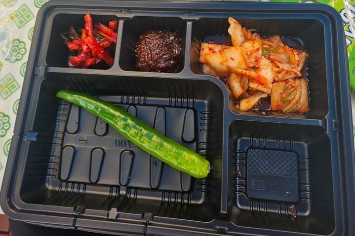김·고추·김치·깻잎뿐, 이게 1만 2000원 도시락?…항의하자 "반값만 받겠다"