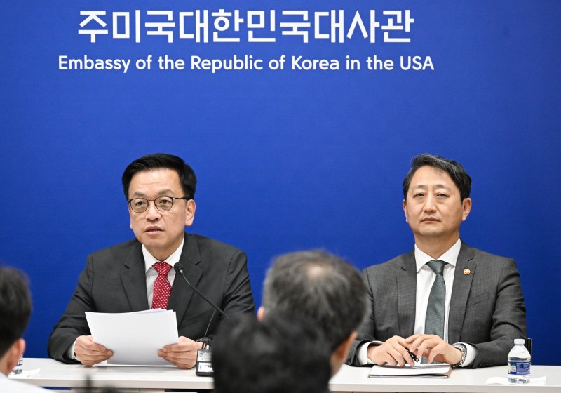 최상목 부총리 겸 기획재정부 장관이 안덕근 산업통상자원부 장관과 함께 24일(현지시간) 미국 워싱턴D.C. 주미대사관에서 한·미 2+2 통상협의(Trade Consultation) 관련 합동브리핑을 하고 있다. (기획재정부 제공. 재판매 및 DB 금지) 2025.4.25/뉴스1 ⓒ News1 김명섭 기자