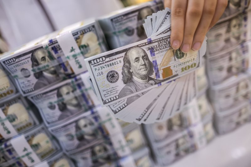 [서울=뉴시스] 정병혁 기자 = 서울 중구 하나은행 위변조대응센터에서 직원이 달러화를 정리하고 있다. 2023.09.05. jhope@newsis.com