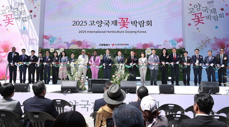 2025고양국제꽃박람회 개막식에 참석한 이동환 고양특례시장을 비롯한 관계자들이 기념 촬영을 하고 있다. 고양특례시 제공