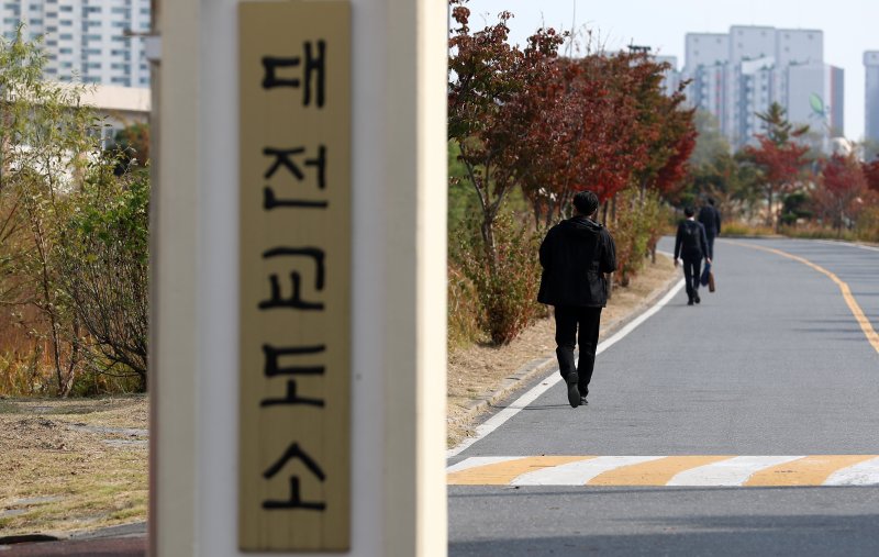 [서울=뉴시스]사진공동취재단 = 종교나 비폭력·평화주의 신념 등에 따른 병역거부자들을 위한 대체복무제가 처음 시행된 26일 오후 인터넷 바카라 내 대체복무 교육센터에서 양심적 병역거부자 63명의 입교식이 열린 가운데 입교생이 입교식장으로 이동하고 있다. 2020.10.26. photo@newsis.com