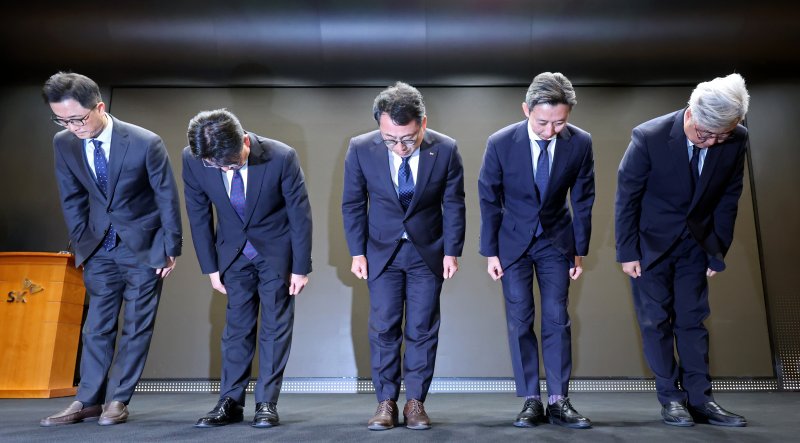 [서울=뉴시스] 김금보 기자 = 유영상(가운데) 바카라 에볼루션텔레콤 사장을 비롯한 임원들이 25일 오전 서울 중구 바카라 에볼루션텔레콤 T타워에서 유심 해킹 피해 사태 관련 언론설명회를 열고 고개숙여 사과를 하고 있다. 2025.04.25. kgb@newsis.com