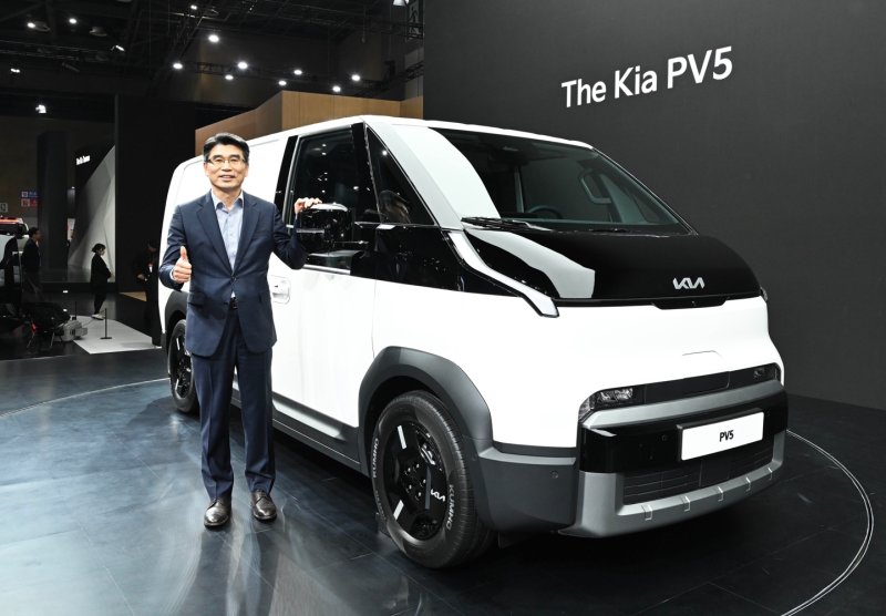 . 기아 송호성 사장이 '2025 서울모빌리티쇼' 언론공개 행사에서 PV5와 기념사진을 촬영하고 있다. (기아 제공. 재판매 및 DB 금지) 2025.4.3/뉴스1