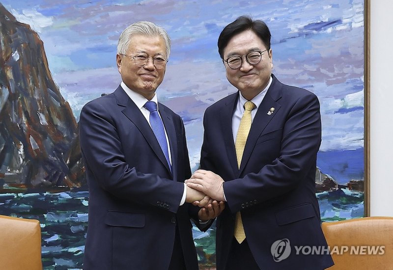 기념 촬영하는 문재인 전 대통령-우원식 국회의장 (출처=연합뉴스)