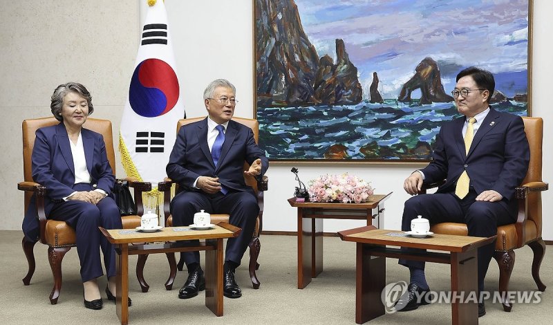 문 전 대통령, 우원식 국회의장과 면담 (출처=연합뉴스)