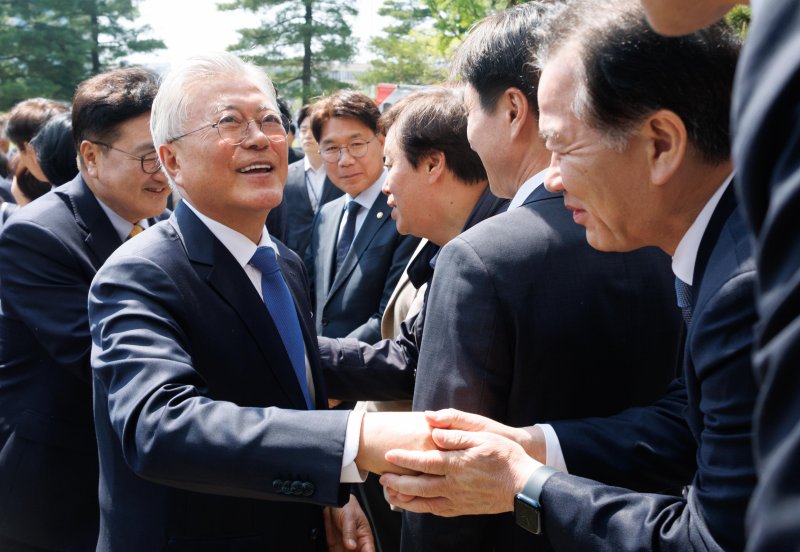 문재인 전 대통령이 25일 오후 서울 여의도 국회도서관에서 열린 4·27 판문점선언 7주년 기념식에 참석하며 정태호 의원 등 더불어민주당 의원들과 악수하고 있다. (공동취재) 2025.4.25/뉴스1 ⓒ News1 안은나 기자