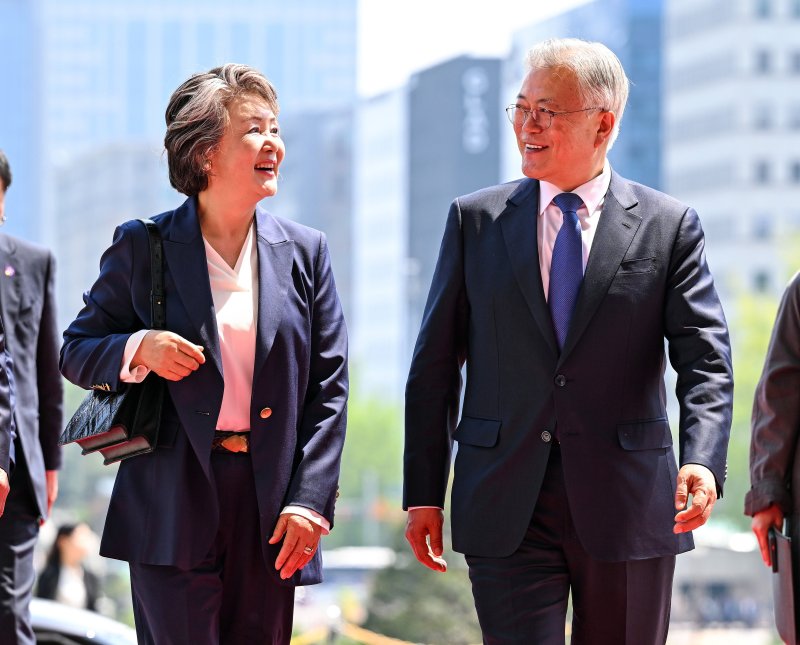 문재인 전 대통령과 김정숙 여사가 25일 국회에서 우원식 국회의장과 면담을 위해 들어서고 있다. 이날 문 전 대통령은 판문점선언 7주년 기념식 참석을 위해 퇴임 후 처음으로 국회를 방문했다. 2025.4.25/뉴스1 ⓒ News1 국회사진취재단