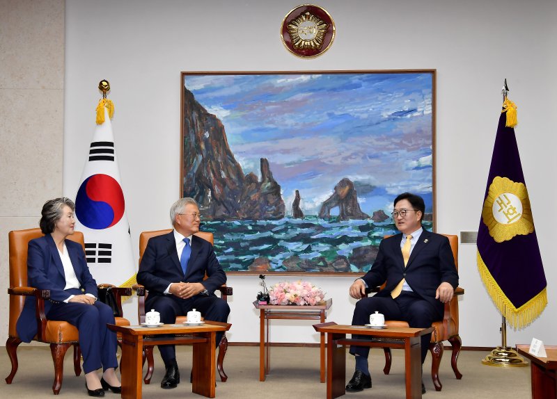 4·27 판문점선언 7주년 기념식 참석차 국회를 방문한 문재인 전 대통령이 25일 오후 서울 여의도 국회에서 우원식 국회의장과 면담을 하고 있다. 2025.4.25/뉴스1 ⓒ News1 국회사진취재단