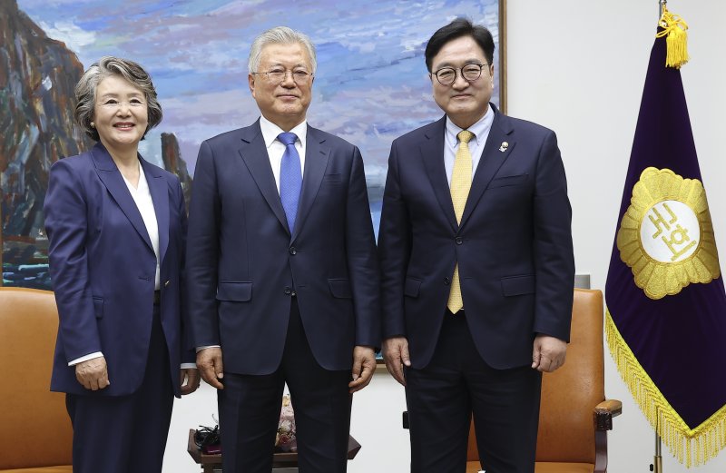 우원식 국회의장이 25일 오후 서울 여의도 국회 의장실에서 4·27 판문점선언 7주년 기념식 참석차 국회를 방문한 문재인 전 대통령, 김정숙 여사와 기념촬영을 하고 있다. 2025.4.25/뉴스1 ⓒ News1 국회사진취재단