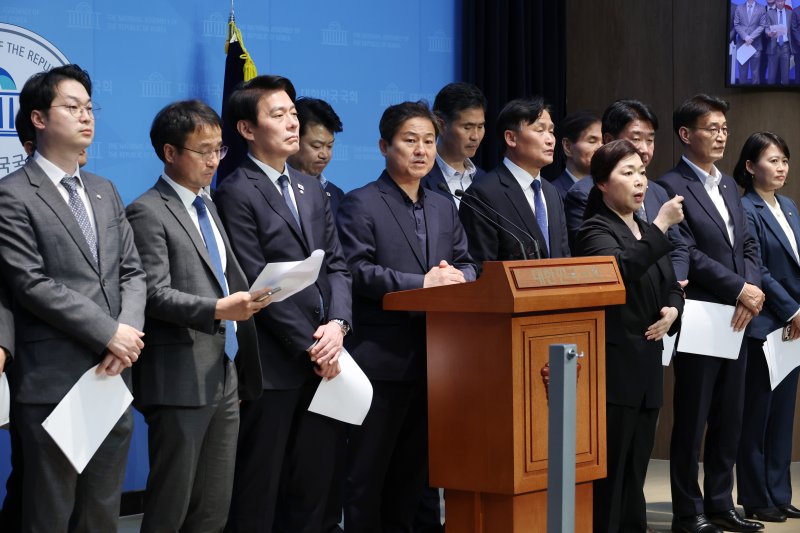 더불어민주당 전 정권 정치탄압대책위원회 김영배 간사를 비롯한 의원들이 24일 오후 서울 여의도 국회 소통관에서 검찰의 문재인 전 대통령 기소 관련 기자회견을 하고 있다. 2025.4.24/뉴스1 ⓒ News1 이광호 기자