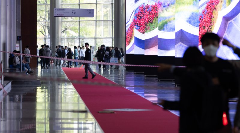 25일 서울 강남구 코엑스 내 입점한 식당에서 화재가 발생해 통로가 통제되고 있다. 이날 오전 11시 7분쯤 코엑스 2층 식당 주방 후드에서 시작된 불은 신고 30분 만인 오후 11시 42분 초진 됐다. 2025.4.25/뉴스1 ⓒ News1 이승배 기자