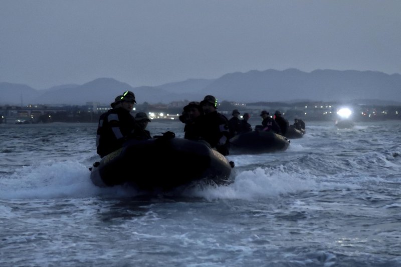 해병대 특수수색대대가 지난 4월 14일부터 25일까지 경북 포항과 경주 일대에서 전반기 대대 종합전술훈련을 했다고 밝혔다. 해병대 특수수색대대가 야간 해상침투훈련을 하고 있다. 해병대 제공