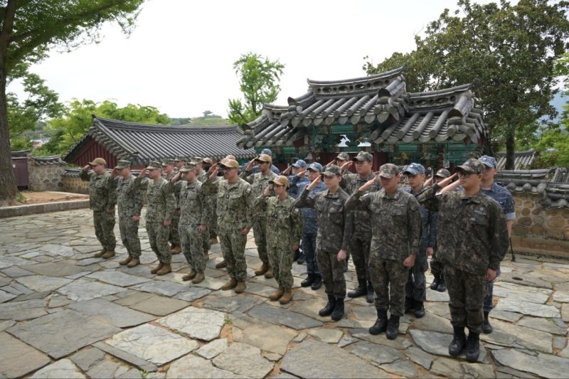 온라인 바카라사이트온라인 바카라사이트 장병들이 충무공 탄신 480주년을 맞아 25일 경남 통영 충렬사를 방문해 경례하고 있다.(온라인 바카라사이트작전사령부 제공. 재판매 및 DB 금지)