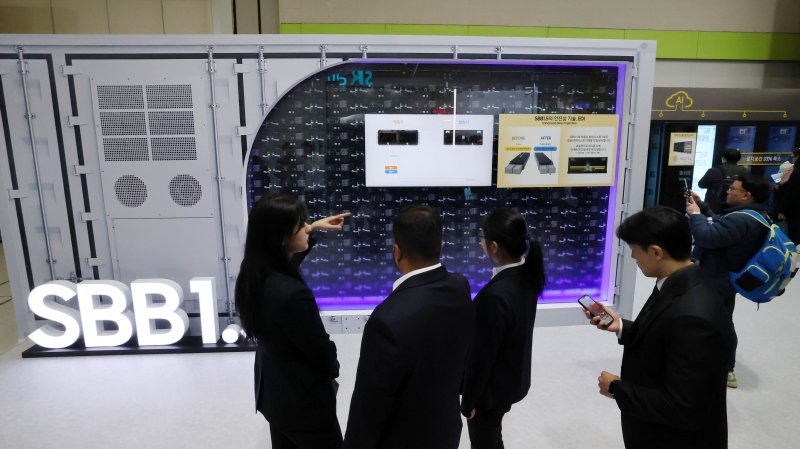 5일 서울 강남구 코엑스에서 개막한 ‘인터배터리 2025’ 바카라사이트 비타임SDI 부스에서 관람객들이 SBB1.5를 살펴보고 있다. 2025.3.5/바카라사이트 비타임1 ⓒ News1 박세연 기자