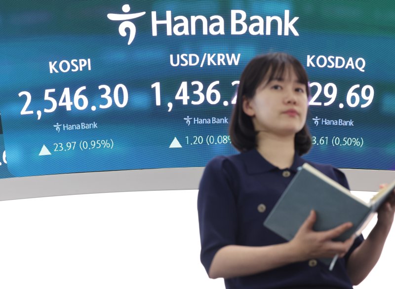 25일 서울 중구 하나은행 본점 딜링룸에서 한 딜러가 자리로 향하고 있다. /사진=연합뉴스