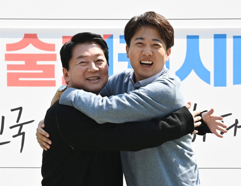 [성남=해외 바카라사이트] 김종택 기자 = 해외 바카라사이트 국민의힘 대선 경선 후보와 이준석 개혁신당 대선 후보가 25일 경기 성남시 판교 테크노밸리 광장에서 'AI 과학기술 패권'을 주제로 열린 단비토크에 앞서 포옹하고 있다. 2025.04.25. jtk@newsis.com