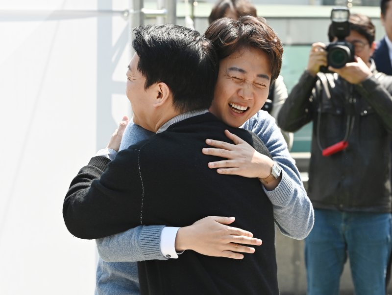 [성남=해외 바카라사이트] 김종택 기자 = 해외 바카라사이트 국민의힘 대선 경선 후보와 이준석 개혁신당 대선 후보가 25일 경기 성남시 판교 테크노밸리 광장에서 'AI 과학기술 패권'을 주제로 열린 단비토크에 앞서 포옹하고 있다. 2025.04.25. jtk@newsis.com