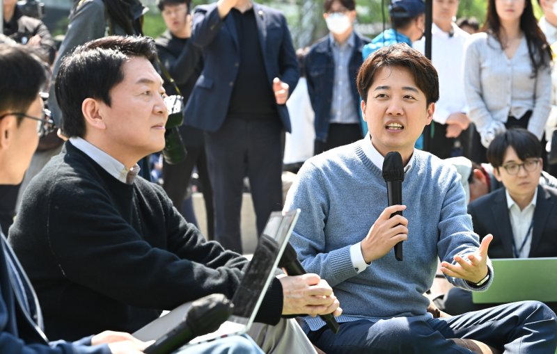 [성남=해외 바카라사이트] 김종택 기자 = 해외 바카라사이트 국민의힘 대선 경선 후보와 이준석 개혁신당 대선 후보가 25일 경기 성남시 판교 테크노밸리 광장에서 'AI 과학기술 패권'을 주제로 열린 단비토크에서 대담하고 있다. 2025.04.25. jtk@newsis.com