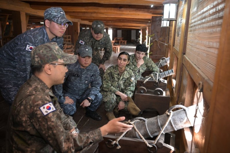 [부산=뉴시스] 해군작전사 및 주한미해군사 장병들이 충무공 탄신 480주년을 맞아 25일 통영 강구안 항구를 찾아 조선군선인 판옥선과 거북선의 내부를 관람하며 충무공의 조국 해양수호 의지를 되새기고 있다. (사진=해군작전사 제공) 2025.04.25. photo@newsis.com *재판매 및 DB 금지