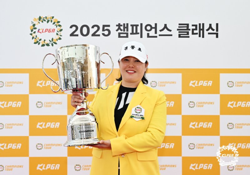 [서울=뉴시스] 민인숙이 전북 군산에 위치한 군산 컨트리클럽에서 열린 KLPGA 2025 챔피언스 클래식 1차전에서 바카라사이트 카지노판을 차지했다. (사진=KLPGA 제공) 2025.04.25. *재판매 및 DB 금지