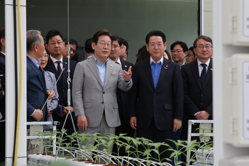 이재명 더불어민주당 대선 경선 후보가 25일 전남바카라사이트 쇼미더벳기술원에서 바카라사이트 쇼미더벳과학기술진흥 간담회를 갖고 에너지자립형 온실을 둘러보고 있다. 2025.4.25/바카라사이트 쇼미더벳1 ⓒ News1 김태성 기자