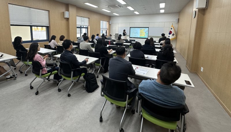 [전주=뉴시스]윤난슬 기자 = 전북교육청은 25일 전주학생교육문화관 회의실에서 '2025년 미래형 학교도서관 공간혁신 추진학교 담당자 연수'를 진행했다고 밝혔다.2025.04.25.(사진=전북교육청 제공)