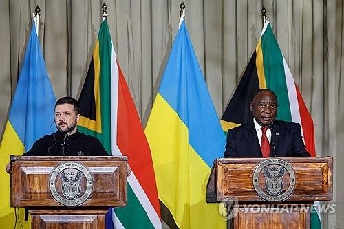 공동 기자회견하는 젤렌스키 우크라이나 대통령과 라마포사 남아공 대통령 (출처=연합뉴스)