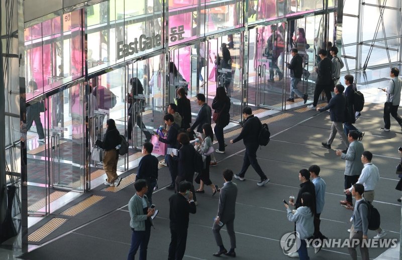 화재 연기로 대피하는 코엑스 관람객 (출처=연합뉴스)