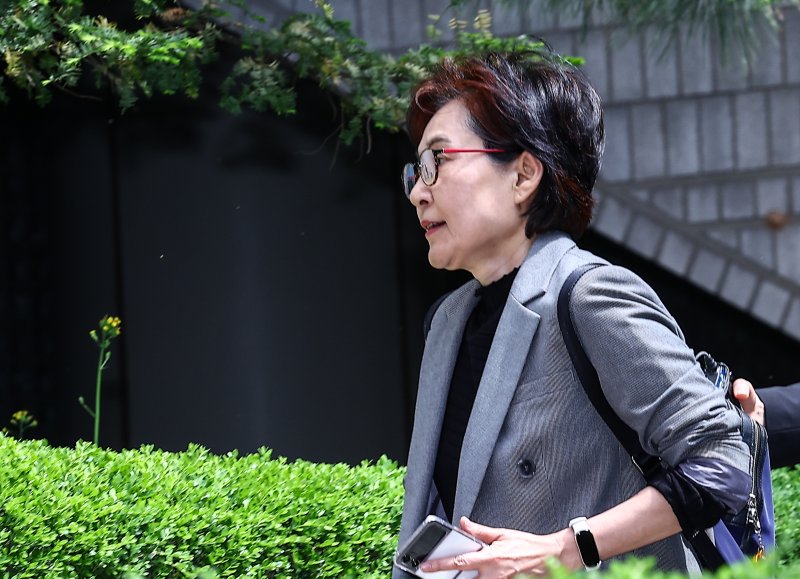 [서울=뉴시스] 조현옥 전 청와대 인사수석비서관이 지난해 4월 29일 서울 서초구 서울중앙지법에서 열린 문재인 정부의 '산업부 블랙리스트' 의혹 직권남용 혐의 관련 1차 공판에 출석하고 있다. (사진=뉴시스DB). 2025.04.25. photo@newsis.com