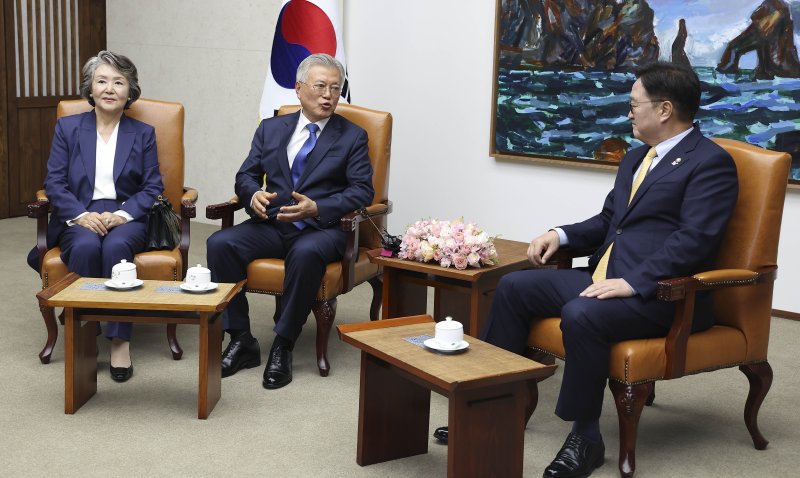 [서울=뉴시스] 국회사진기자단 = 우원식 국회의장이 25일 오후 서울 여의도 국회 의장실에서 4·27 판문점선언 7주년 기념식 참석차 국회를 방문한 문재인 전 가상 바카라과 환담을 나누고 있다. 왼쪽은 김정숙 여사. 2025.04.25. photo@newsis.com