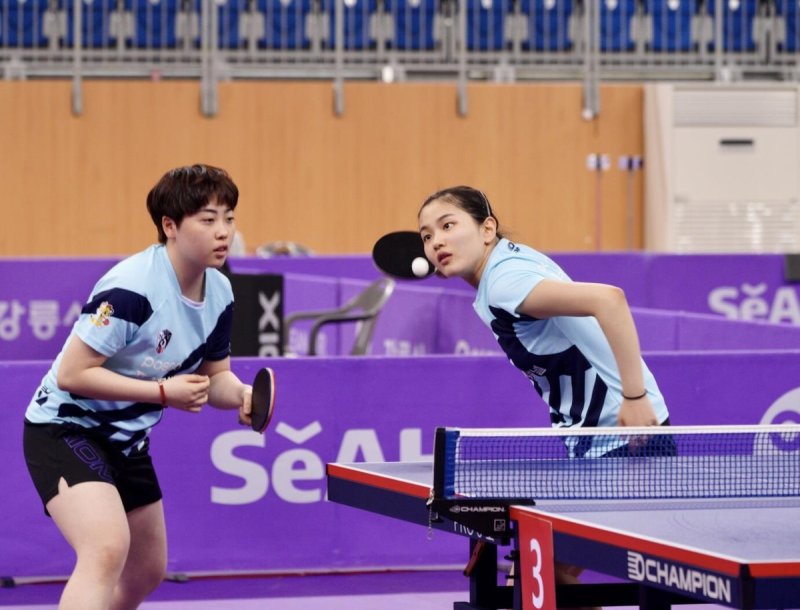 포스코인터내셔널 김나영(오른쪽)과 유한나의 경기 장면 (출처=연합뉴스)