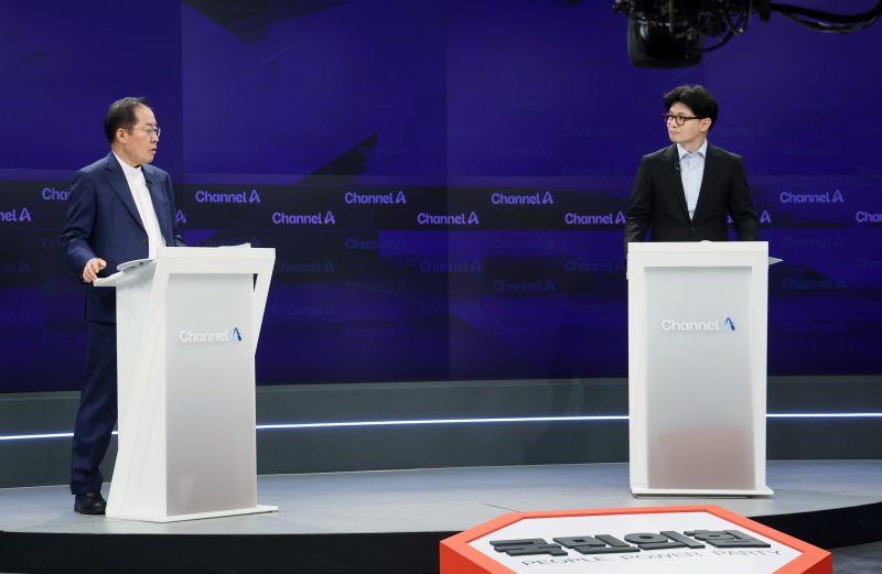 洪 "당원게시판 범인이 가족인가" 韓 "확인할 필요없어"