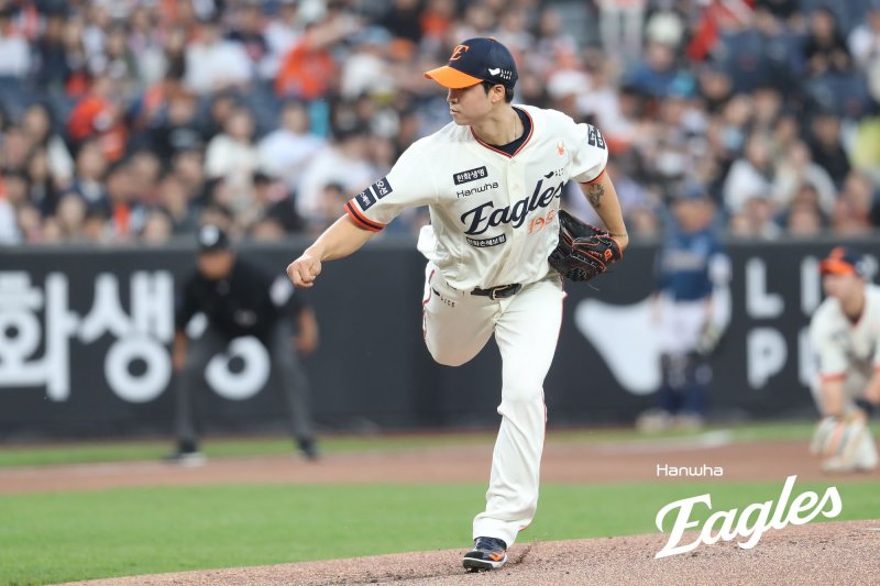 [서울=뉴시스] 프로야구 한화 이글스 엄상백이 지난 18일 대전 한화생명볼파크에서 열린 2025 신한 쏠뱅크 KBO리그 NC 다이노스와의 경기에 선발 등판해 공을 던지고 있다. (사진=한화 이글스 제공) 2025.04.18. *재판매 및 DB 금지
