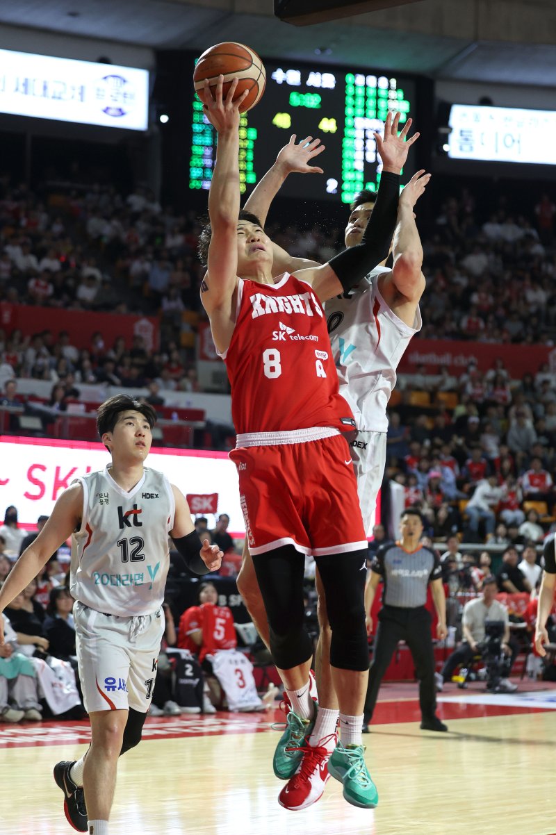 [서울=뉴시스] 김선웅 기자 = 25일 서울 송파구 잠실학생체육관에서 열린 2024-2025 프로농구 4강 플레이오프 서울 SK 나이츠 vs 수원 KT 소닉붐의 경기, SK 안영준이 골밑 슛을 시도하고 있다. 2025.04.25. mangusta@newsis.com