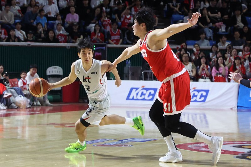 [서울=뉴시스] 김선웅 기자 = 25일 서울 송파구 잠실학생체육관에서 열린 2024-2025 프로농구 4강 플레이오프 서울 SK 나이츠 vs 수원 KT 소닉붐의 경기, KT 허훈이 드리블을 하고 있다. 2025.04.25. mangusta@newsis.com