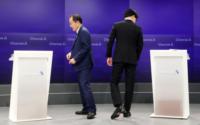 (왼쪽부터) 홍준표, 한동훈 국민의힘 대선 경선 후보가 25일 오후 서울 종로구 동아미디어센터 채널A 오픈스튜디오에서 열린 일대일 맞수토론에 앞서 기념촬영을 한 후 자리로 향하고 있다. 뉴스1 제공