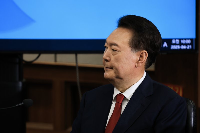 윤석열 전 대통령이 21일 서초동 서울중앙지법에서 열린 내란 우두머리 혐의에 대한 두 번째 정식 재판에 출석하고 있다. 2025.4.21/뉴스1 ⓒ News1 사진공동취재단