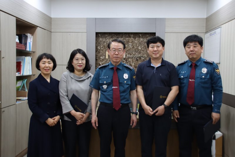 [대구=뉴시스] 대구 성서경찰서는 보이스피싱 피해를 사전에 차단한 은행 직원에게 감사장과 신고포상금을 수여했다. (사진=대구 성서경찰서 제공) 2025.04.25. photo@newsis.com *재판매 및 DB 금지