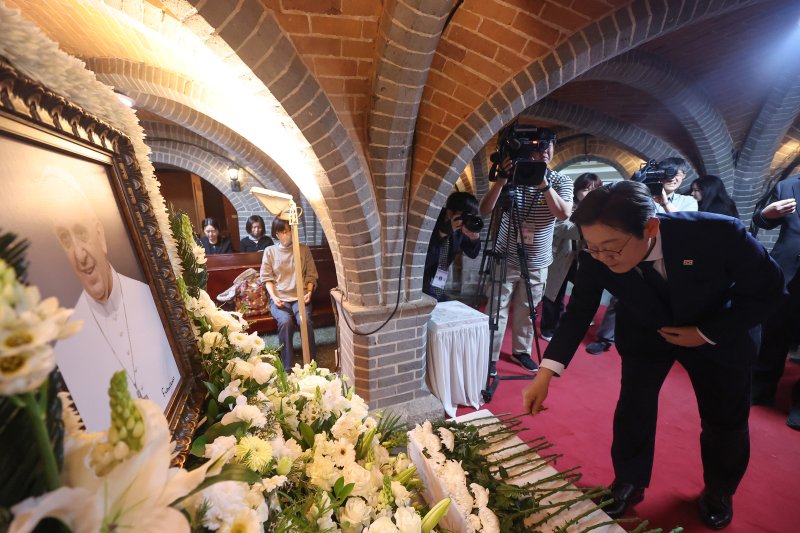 이재명 더불어민주당 대선 경선 후보가 23일 서울 명동대성당 지하성당에 마련된 프란치스코 교황 분향소를 찾아 조문하고 있다. (공동취재) 2025.4.23/뉴스1 ⓒ News1 김도우 기자
