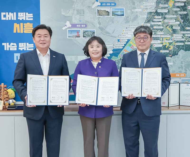 [시흥=뉴시스] 협약식 현장. (사진=시흥시 제공:왼쪽부터 임병택 시장, 오인열 시의회 의장, 신영기 서울대 시흥캠퍼스 본부장). 2025.04.25. photo@newsis.com
