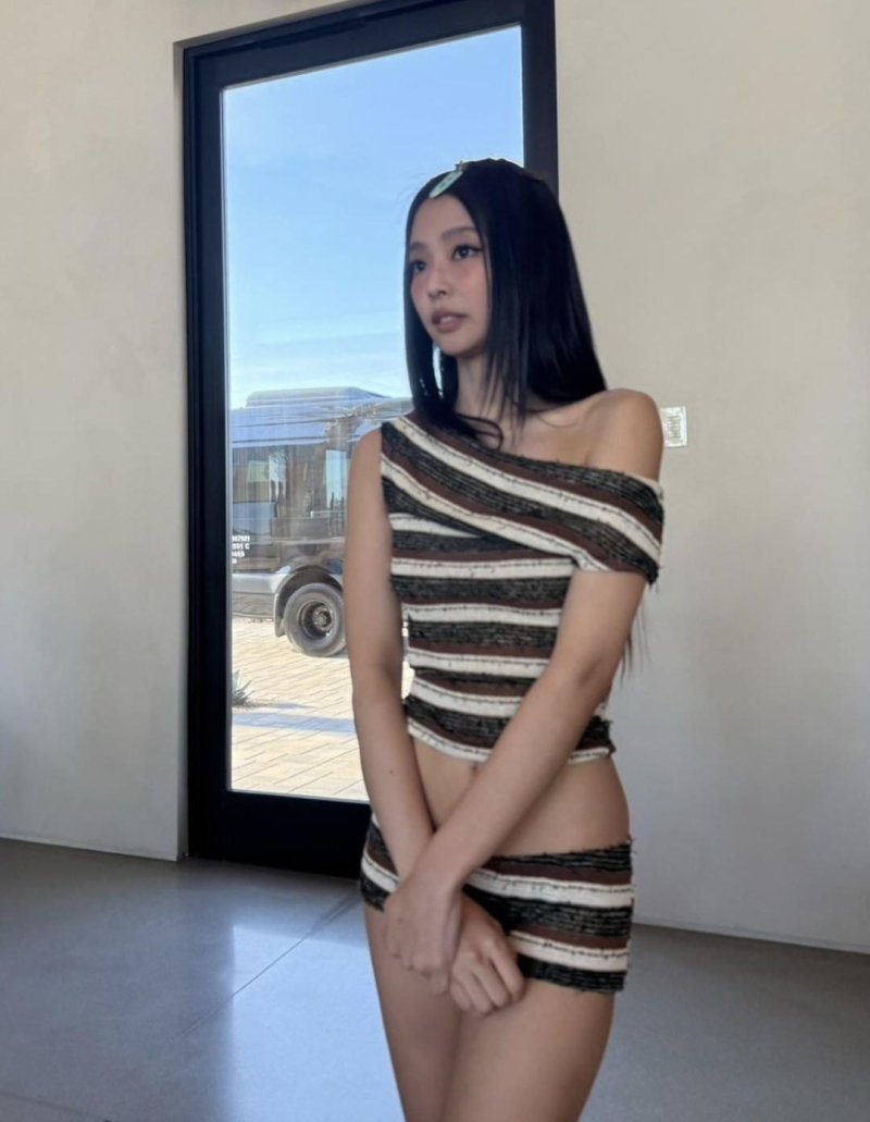 블랙핑크 제니, 크롭티로 과감 노출…관능미 넘치네