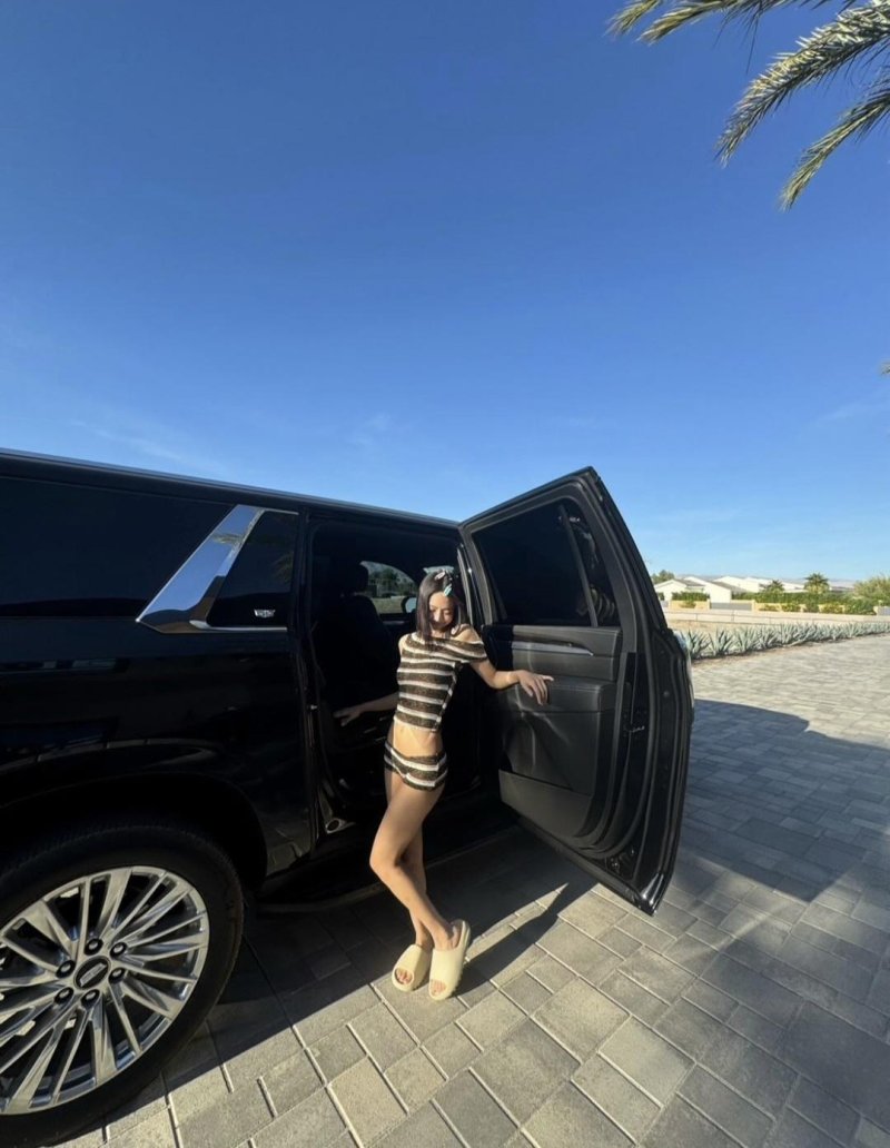 블랙핑크 제니, 크롭티로 과감 노출…관능미 넘치네