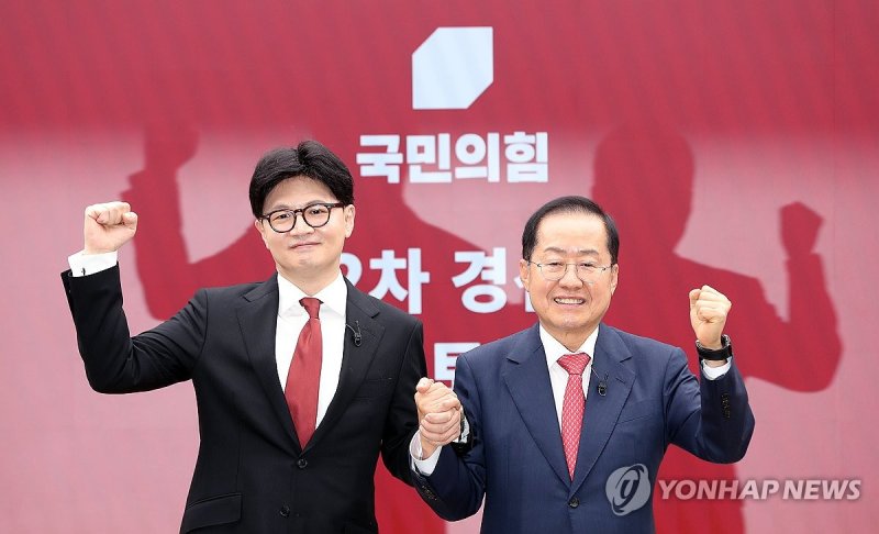 기념 촬영하는 한동훈-홍준표 경선 후보 (출처=연합뉴스)