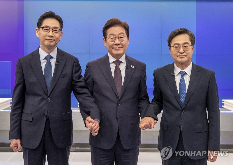 더불어민주당 경선 토론회 앞두고 기념촬영하는 후보들 (출처=연합뉴스)