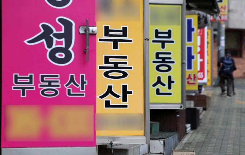 [서울=뉴시스] 김명년 기자 = 올해 개업한 공인중개사 수가 2000년 이래 25년 만에 가장 적은 것으로 나타났다. 한국공인중개사협회에 따르면 올해 1~2월 신규 개업한 공인중개사 수는 1796명으로 2000년 이래 가장 적었다. 부동산 시장 침체 장기화와 공인중개사무소 포화 현상 속에 신규 진입자가 감소한 것으로 풀이된다. 사진은 지난 4월13일 오후 서울 시내 부동산 모습. 2025.04.26. kmn@newsis.com