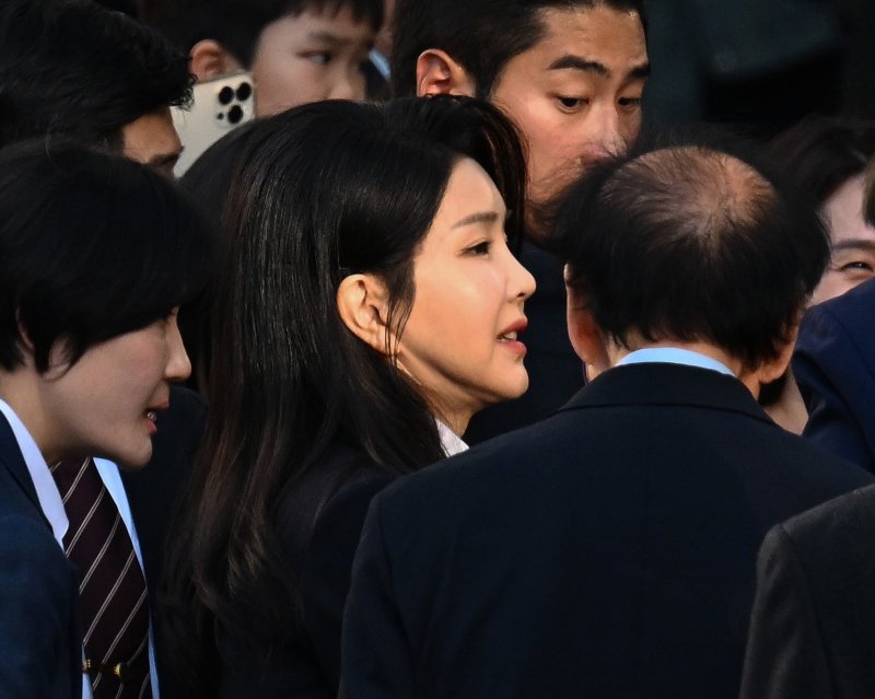 윤석열 전 대통령 부인 김건희 여사가 11일 서울 서초구 서초동 자택 앞에서 지지자들과 인사를 나누고 있다. (공동취재) 2025.4.11/뉴스1 ⓒ News1 박세연 기자