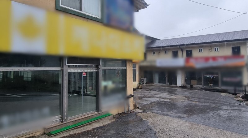 [포천=뉴시스] 김도희 기자 = 22일 오전 운영이 중단된 경기 포천시 소재 베어스타운 인근 상점들이 폐업해 문이 닫혀 있다. 2025.04.22 kdh@newsis.com